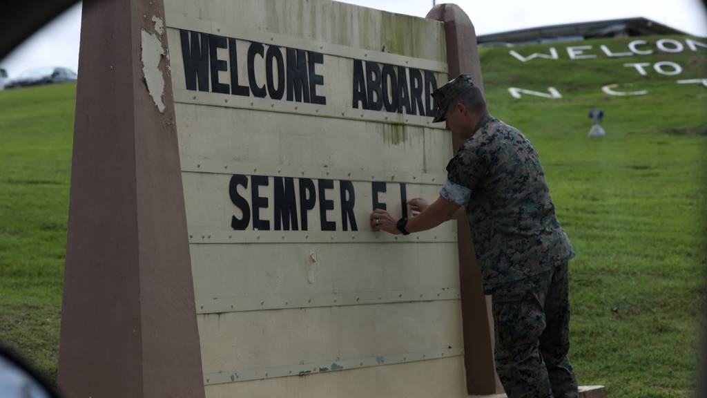 海兵隊が日本からグアムの新しい基地に移動し始めた。
