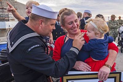 Mineman 1st Class Derek Smith, 
assigned to the littoral combat ship 
Tulsa, is greeted by his family during a 
homecoming at Naval Base San Diego 
in November 2018. (MC3 Jason Isaacs/Navy)