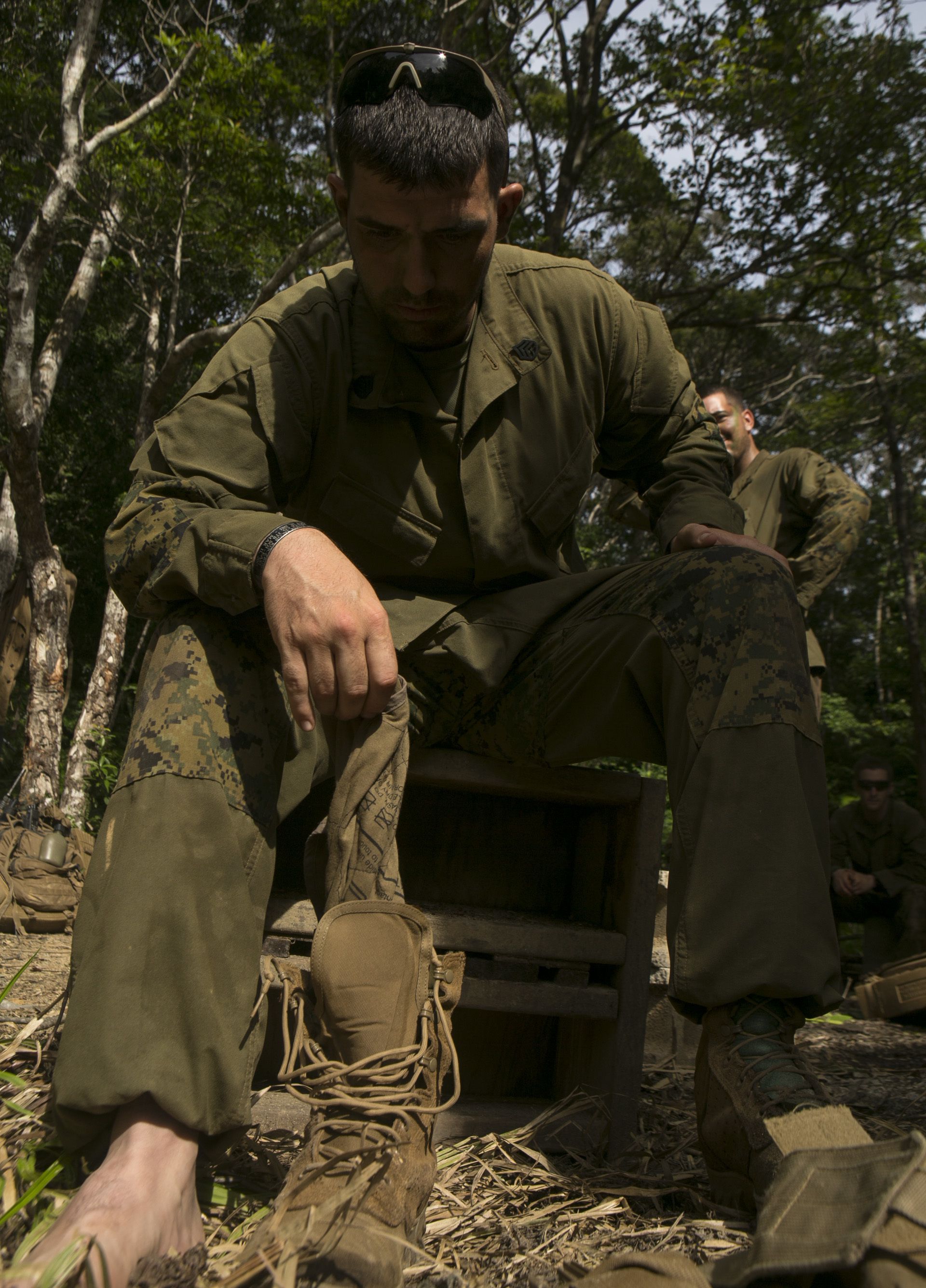 Soldiers wear new tropical uniforms and boots in jungle ACU field-test